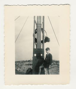Vor dem Gipfelkreuz des Hochschwab im Jahr 1955. Hat Vati mit der Agfa-Balgenkamera aufgenommen. Sind wegen des Geschäfts immer getrennt auf Urlaub gefahren: Vati und ich, Mutti und Schwester.