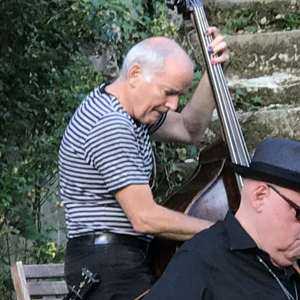 Peter Herbert am Bass. Im Vorhof von Schloss Neuberg