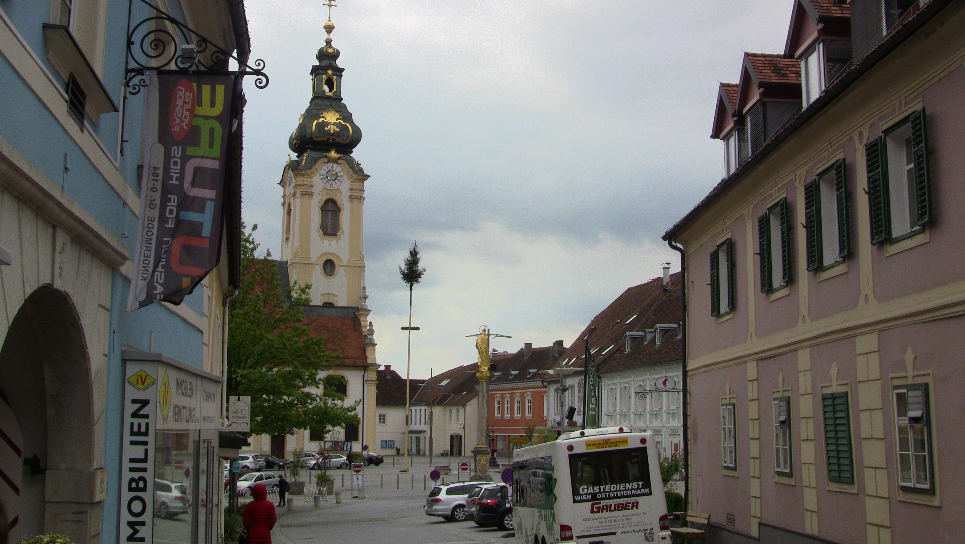Maibaum, Kirchturm und Hauptplatz von Hartberg