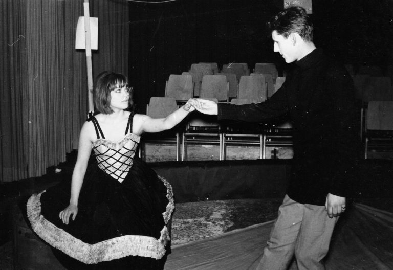 Inga Weber und Meinrad Nell im Zirkusrund des Forum Stadtpark. Die Gender-Problematik wurde damals schon von Marcel Achard angespielt. Heute eine sehr berührende Dramatik. "Darf ich mitspielen?" in den 60er-Jahren in Graz.